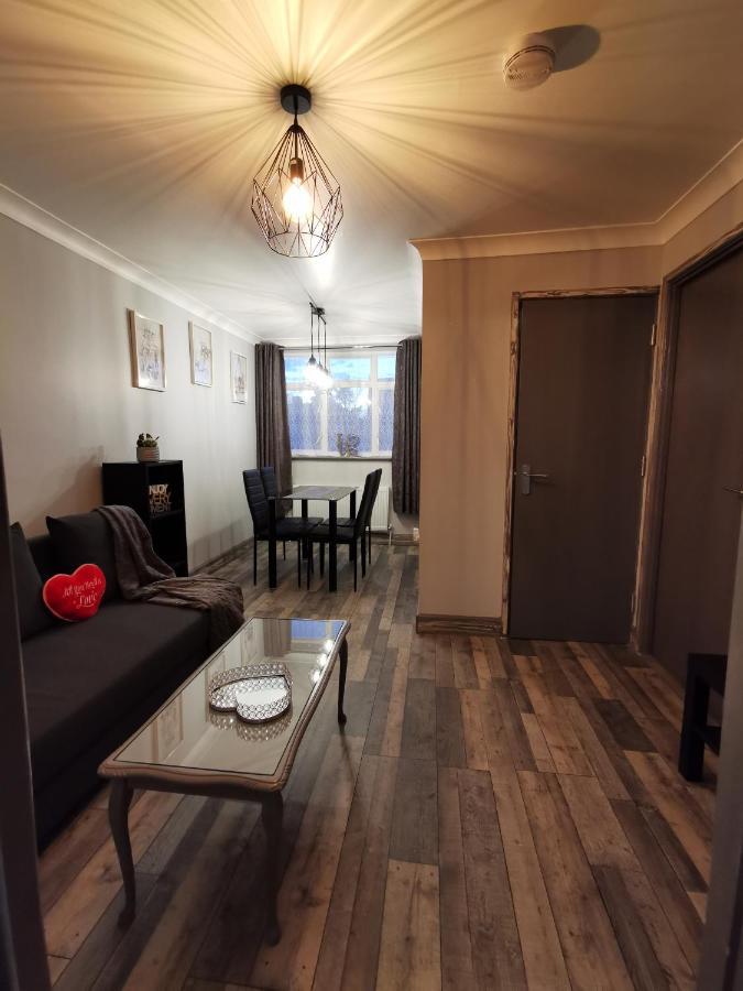 Palaz-2 bedroom flat Edmonton Eksteriør billede